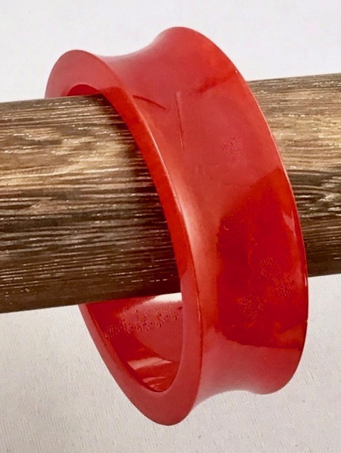 BB404 wide marbled red bakelite spool bangle